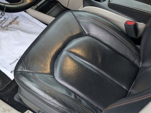 Used 2018 Chrysler Pacifica Touring-L image 35