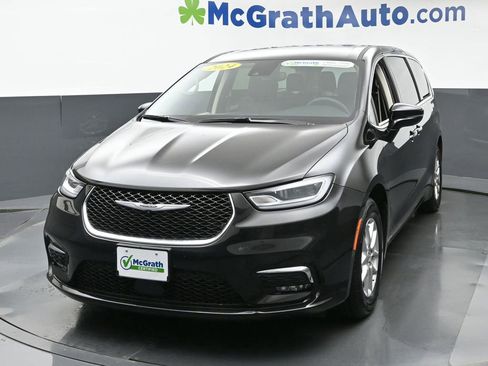 Used 2024 Chrysler Pacifica Touring-L image 5