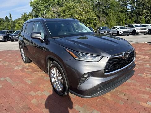 Used 2023 Toyota Highlander Limited FWD image 19