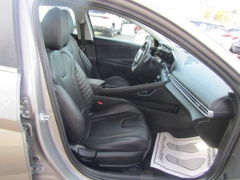 Used 2025 Hyundai Elantra Limited FWD image 16