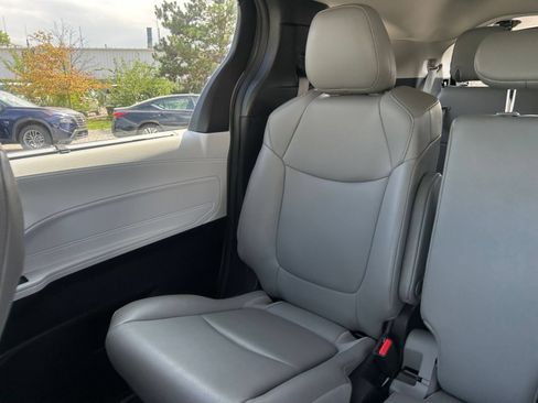 Used 2025 Toyota Sienna XLE FWD image 38