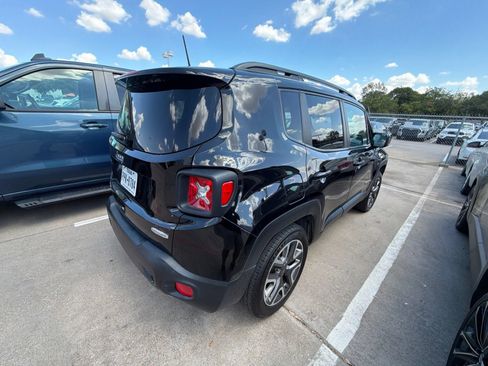 Used 2018 Jeep Renegade Latitude w/ Cold Weather Group AWD/4WD image 3