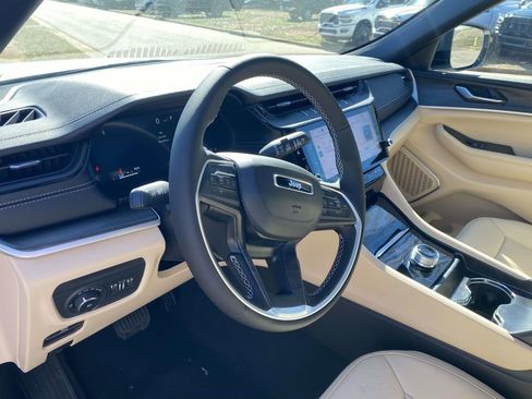 New 2026 Jeep Grand Cherokee Limited w/ Luxury Tech Group II RWD image 18