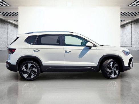 Certified 2025 Volkswagen Taos SE w/ Panoramic Sunroof Package AWD/4WD image 7