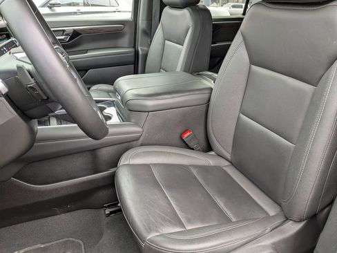 Used 2025 Chevrolet Suburban Z71 image 16