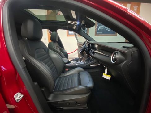 Used 2023 Alfa Romeo Stelvio Estrema image 23