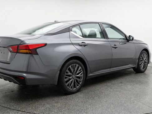 Used 2025 Nissan Altima 2.5 SV FWD image 9