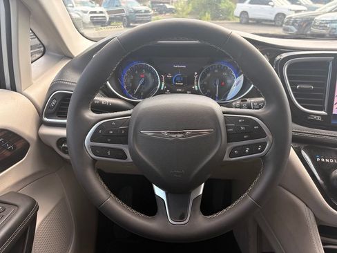 Used 2023 Chrysler Pacifica Limited FWD image 14