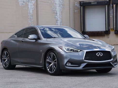 Used 2018 INFINITI Q60 3.0t Luxe RWD image 3