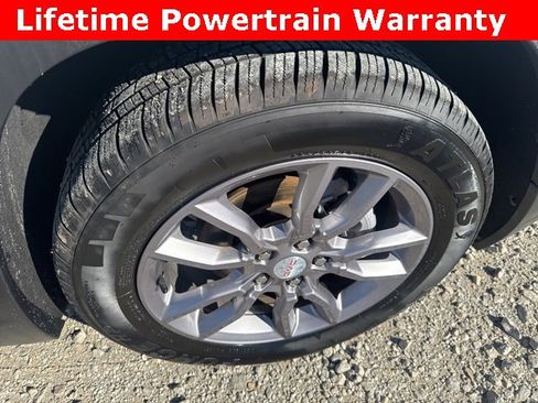 Used 2024 GMC Terrain SLT image 29