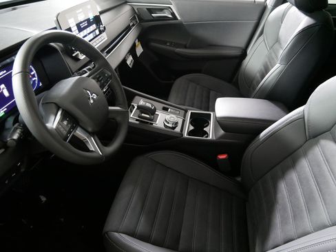 New 2025 Mitsubishi Outlander SE image 4