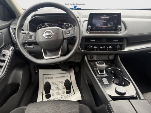 Used 2025 Nissan Rogue SV image 10