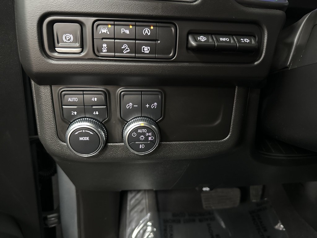 Used 2024 GMC Yukon AT4 w/ Technology Package AWD/4WD image 32