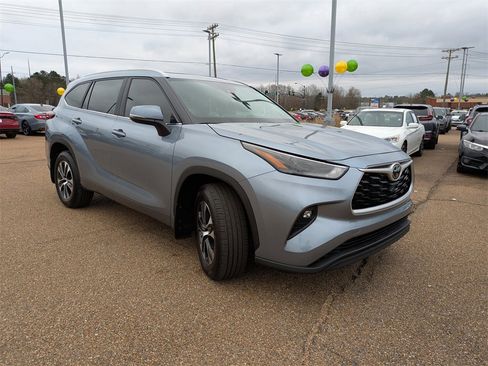 Used 2023 Toyota Highlander XLE image 7