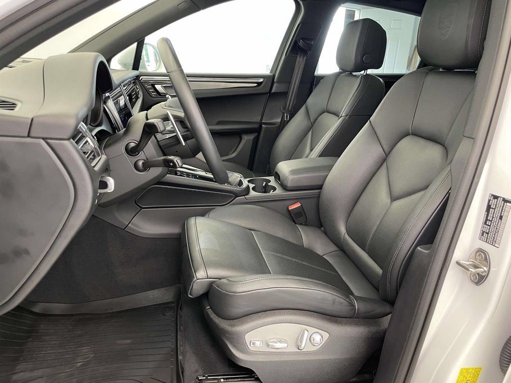 Certified 2026 Porsche Macan AWD/4WD image 5
