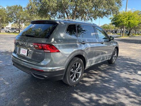 Used 2022 Volkswagen Tiguan SE w/ Panoramic Sunroof Package FWD image 8
