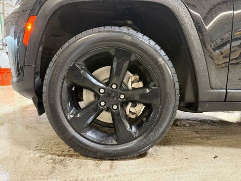 Used 2023 Jeep Grand Cherokee L Limited w/ Black Appearance Package image 37