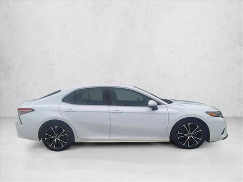 Used 2018 Toyota Camry SE FWD image 4