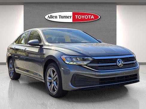 Used 2022 Volkswagen Jetta SE image 2