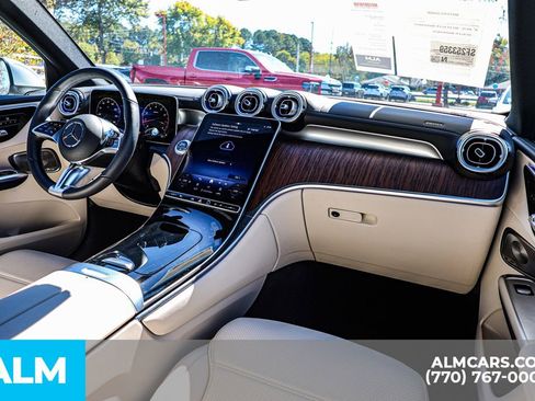 Used 2025 Mercedes-Benz GLC 300 4MATIC image 28