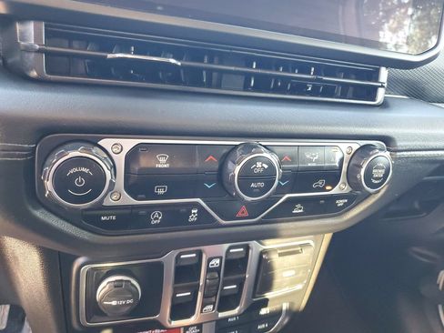 Used 2024 Jeep Wrangler Unlimited Rubicon AWD/4WD image 21