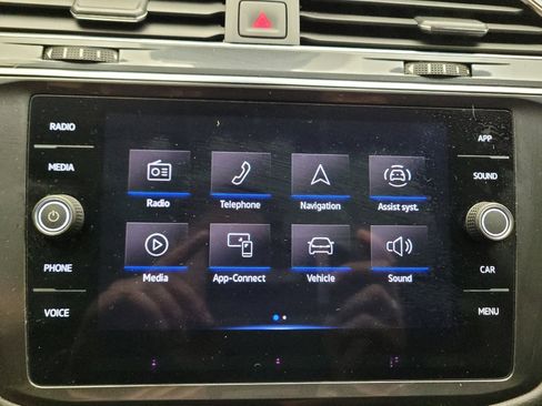 Used 2023 Volkswagen Tiguan SE w/ Panoramic Sunroof Package FWD image 25