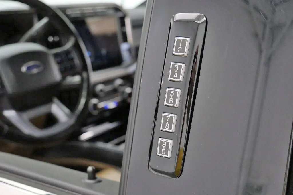 Used 2023 Ford F250 Lariat w/ Chrome Package AWD/4WD image 17