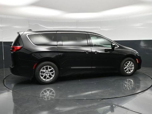 Used 2024 Chrysler Pacifica Touring-L FWD image 2