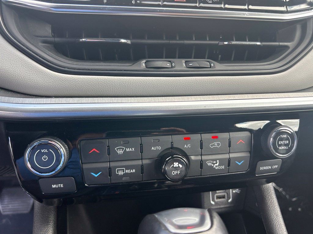 Used 2025 Jeep Compass Limited AWD/4WD image 39