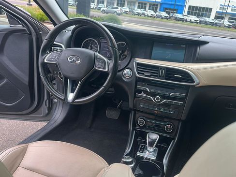 Used 2017 INFINITI QX30 Premium AWD/4WD image 19
