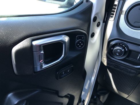 Used 2024 Jeep Gladiator Sport image 12