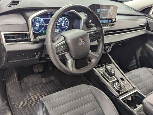 Used 2025 Mitsubishi Outlander SE image 3