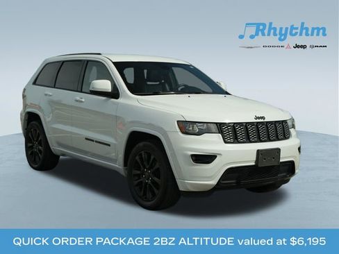 Used 2018 Jeep Grand Cherokee Altitude RWD image 1