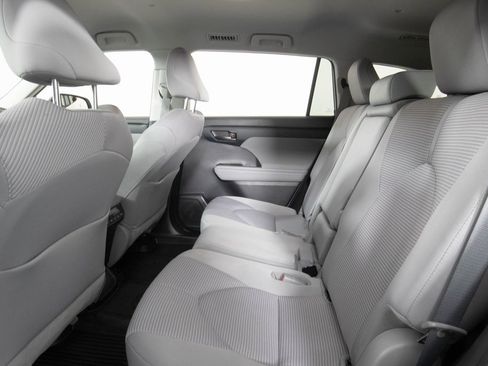 Used 2023 Toyota Highlander LE image 14