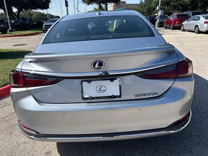 Certified 2022 Lexus ES 300h Ultra Luxury w/ Accessory Package 2