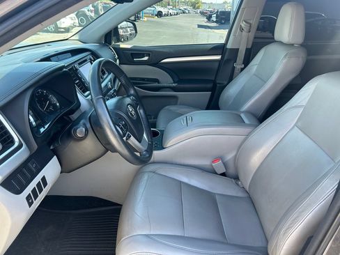 Used 2014 Toyota Highlander XLE AWD/4WD image 25