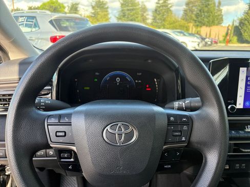 Used 2025 Toyota Camry LE image 27