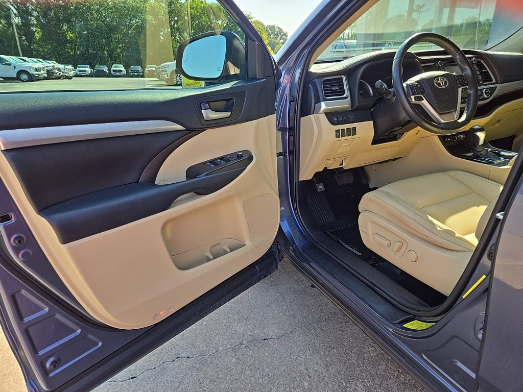 Used 2019 Toyota Highlander XLE FWD image 28