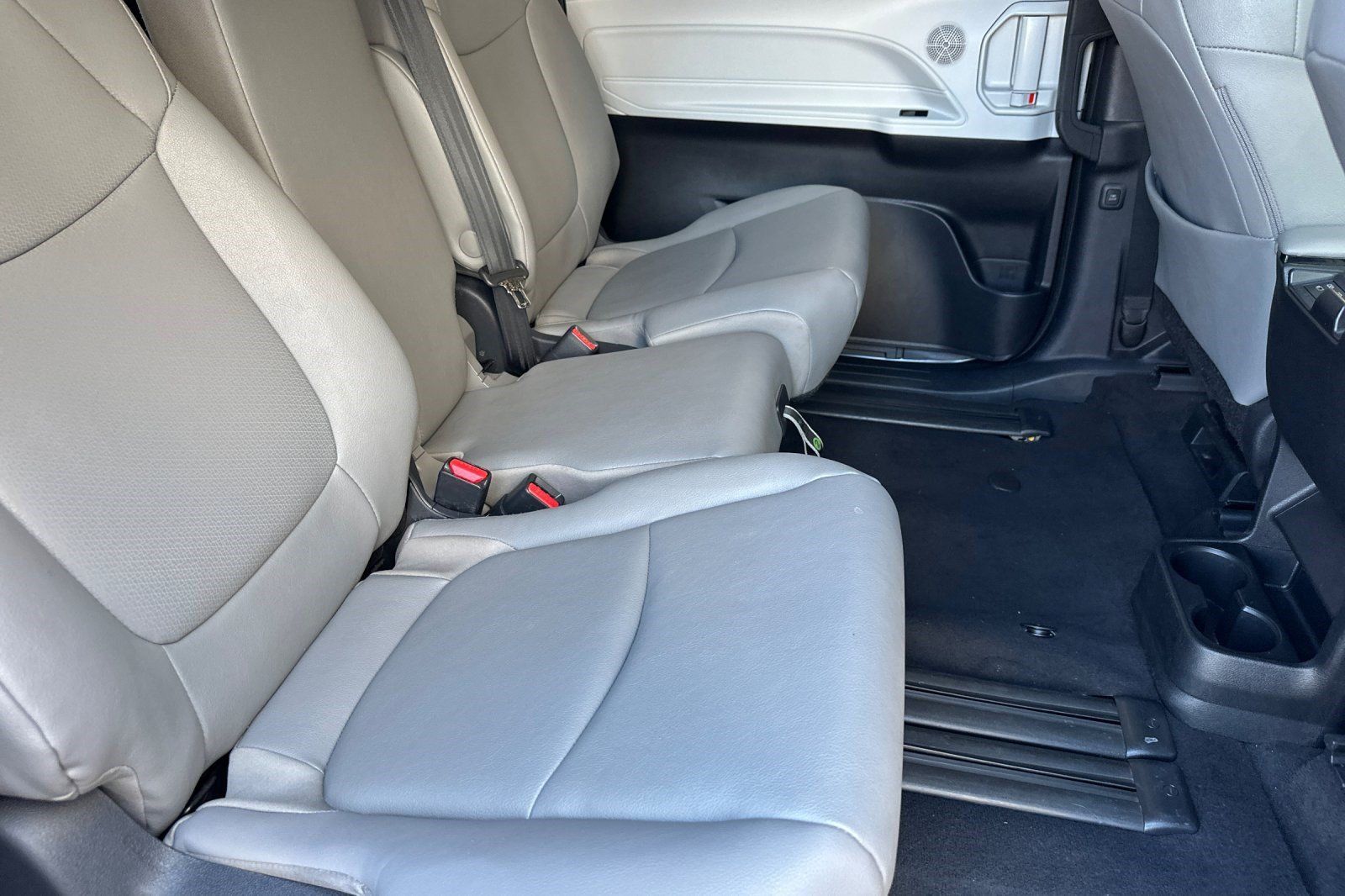 Used 2026 Toyota Sienna XLE FWD image 33
