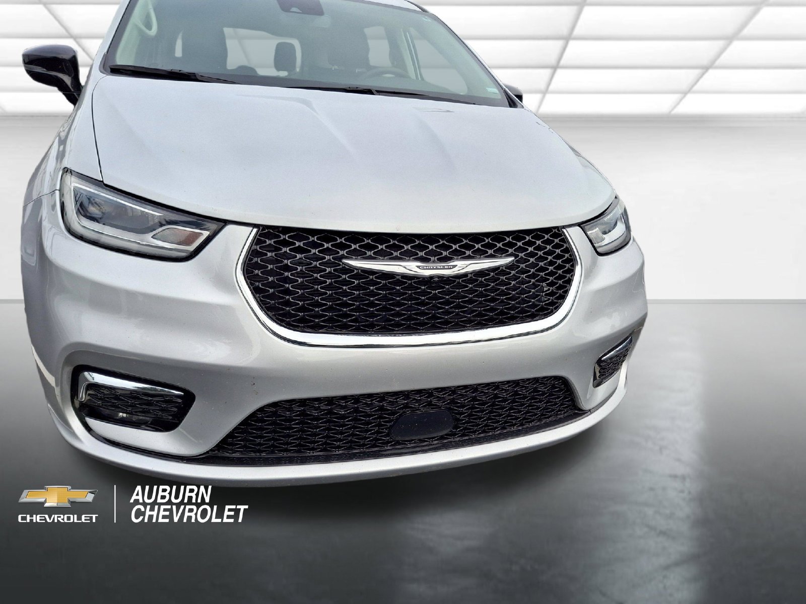 Used 2024 Chrysler Pacifica Touring-L FWD image 19