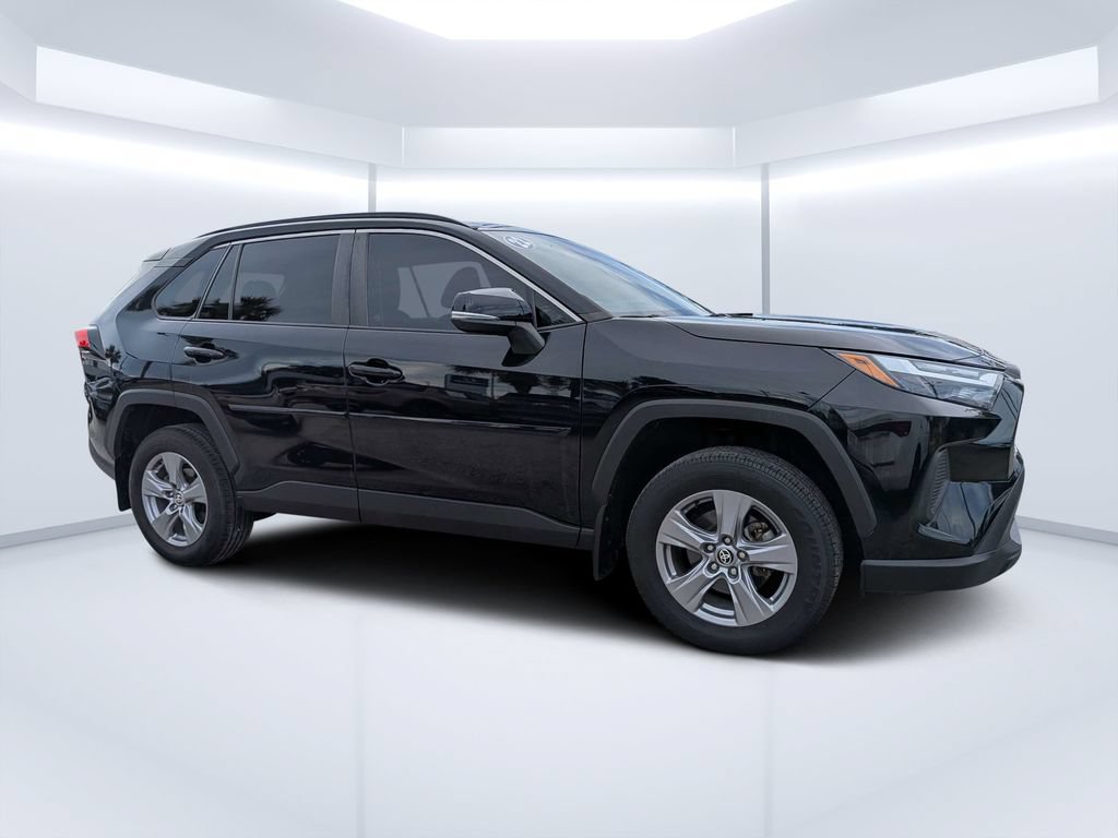 Used 2022 Toyota RAV4 XLE w/ Convenience Package FWD image 1