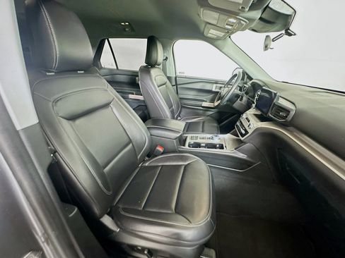 Used 2023 Ford Explorer XLT w/ Equipment Group 202A image 31