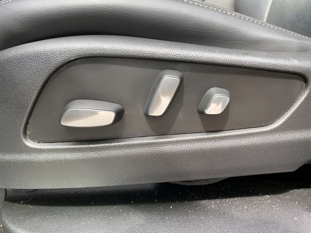 Used 2018 Cadillac XT5 Luxury w/ LPO, Sport Package FWD image 23