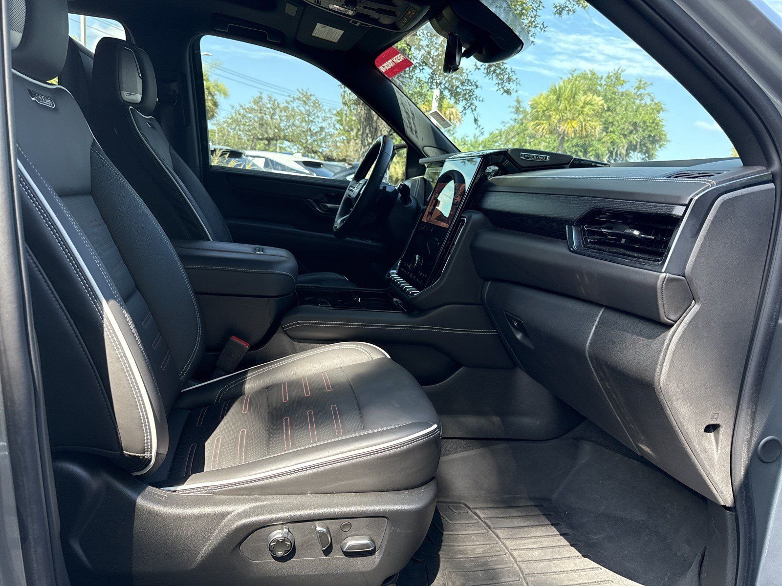 Used 2025 GMC Yukon AT4 Ultimate AWD/4WD image 31