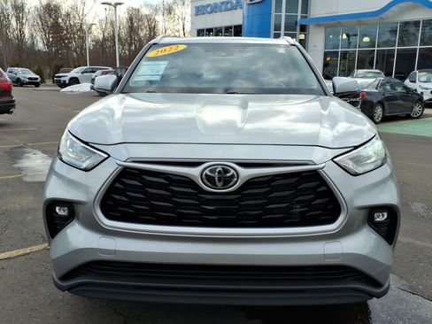 Used 2022 Toyota Highlander XLE image 2