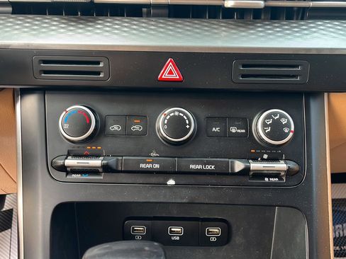 Used 2022 Kia Carnival LX FWD image 19