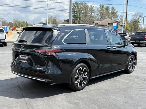 Used 2025 Toyota Sienna Platinum FWD image 3