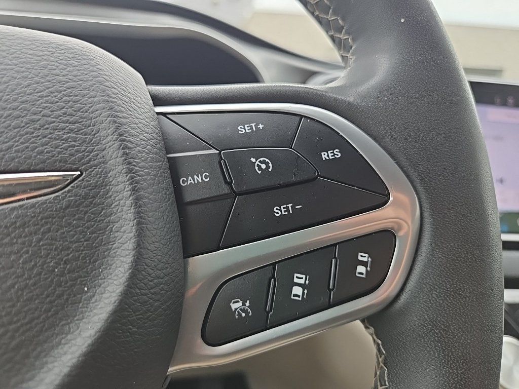 Used 2023 Chrysler Pacifica Touring-L FWD image 15