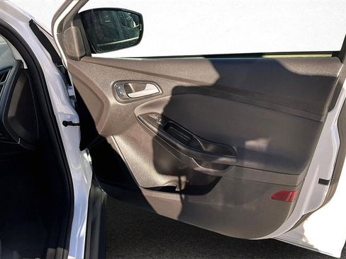 Used 2018 Ford Focus SE w/ SE Appearance Package image 26