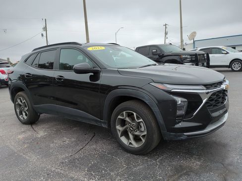 Certified 2025 Chevrolet Trax LT w/ Driver Confidence Package image 2